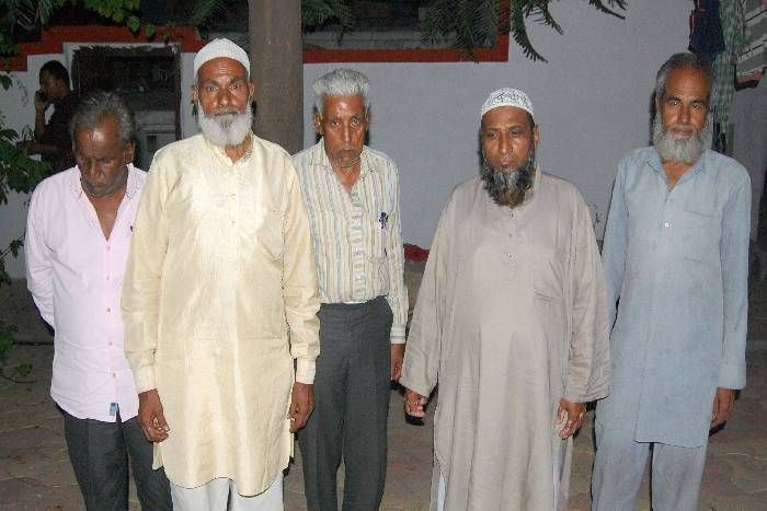 ताश के पतों पर जुआ खेलते पांच वृद्ध गिरफ्तार