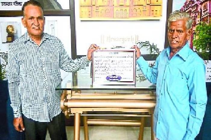 Inspiring Story Inspiring Story : 73 साल के चंद्रभान 30 साल से कर रहे हैं लोगों को जागरूक, बांट रहे हैं उनके घर का पता
