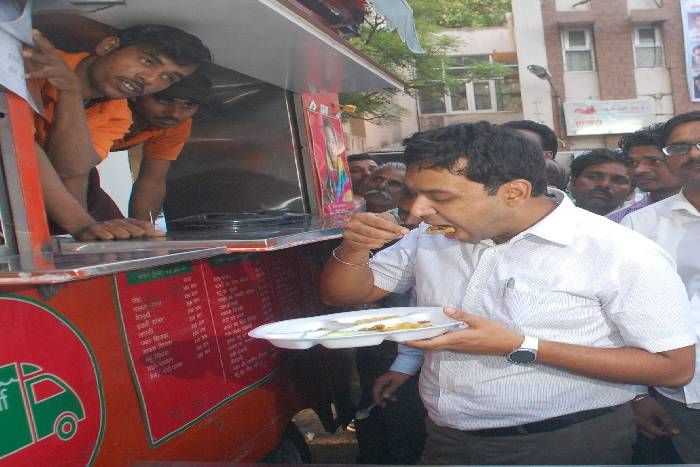 kota collector Eating meals at Annapurna kitchen जब कलक्टर पहुंचे अन्नपूर्णा रसोई पर खाना खाने...