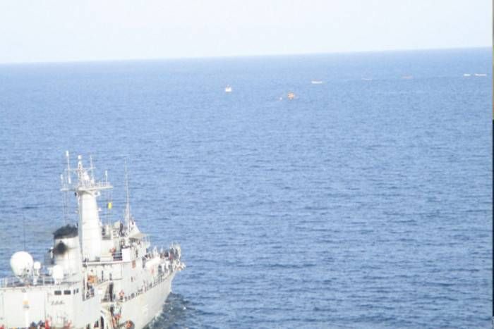 indian navy VIDEO: भारतीय नेवी के साहस ने समुद्री लुटेरों की कोशिश पर फेरा पानी, भाग खड़े हुए डकैत