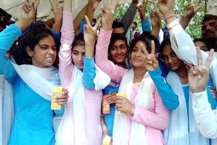 Girl students in Rewari सत्याग्रह ने रंग दिखाया, बेटियों ने जीती जंग, स्कूल अपग्रेड होते ही झूम उठा गांव