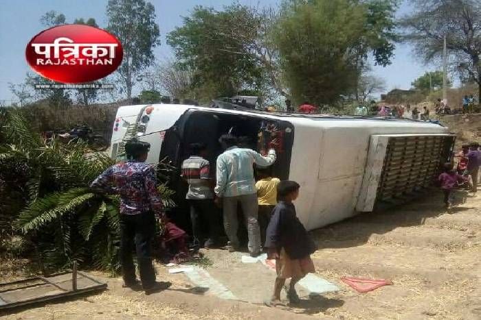 #BREAKING: चालक की लापरवाही और दांव पर लग गयी 50 जिन्दगियां, कंथारिया मार्ग की है घटना, झाड़ोल CHC में चल रही जिन्दगी से जंग