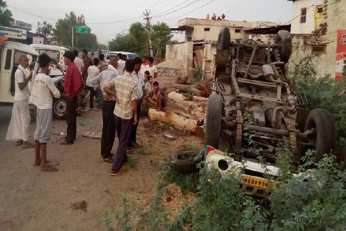 हाईवे पर भिड़े आर्मी ट्रक, जवान गंभीर