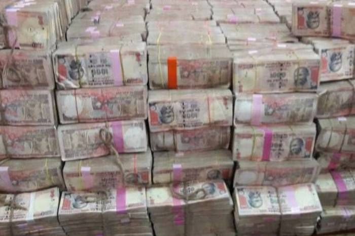 currency शो-रूम से 45 करोड़ के पुराने नोट बरामद, नोटों को बदलवाने की फिराक में था भाजपा कार्यकर्ता