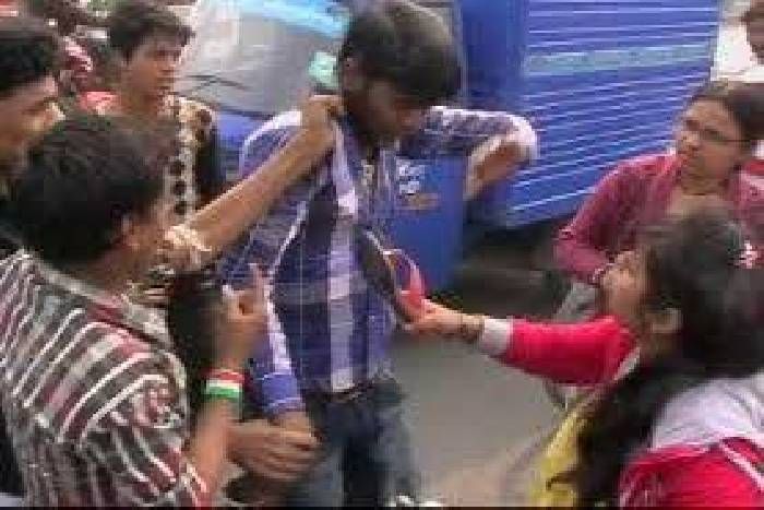 अकेली महिला ही पड़ी मनचले पर भारी, जब उसकी चप्पलों से धुनाई कर डाली