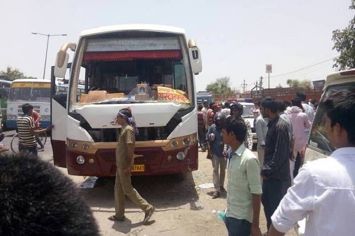 rioters attack on bus in jaipur जयपुर में चलती बस को रुकवाकर लाठी और रॉड से फोड़े गए शीशे, विवाद में सवारियों को सहनी पड़ी मार
