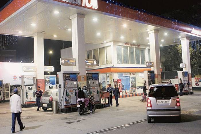 Petrol Pumps आपके काम की खबर: पेट्रोल पंपों से जल्द खरीद सकेंगे एलईडी बल्ब और सीलिंग फैन, जानें क्या है पूरा मामला