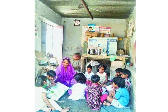 इतनी गर्मी में बच्चों के साथ ऐसा व्यवहार, आपने भी कभी नहीं देखा होगा बच्चों का ऐसा हाल