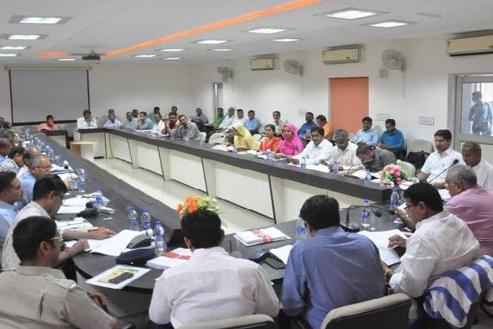 barmer गिड़ा प्रधान की सुनने की बजाय भड़के प्रभारी सचिव, प्रधान उठकर रवाना