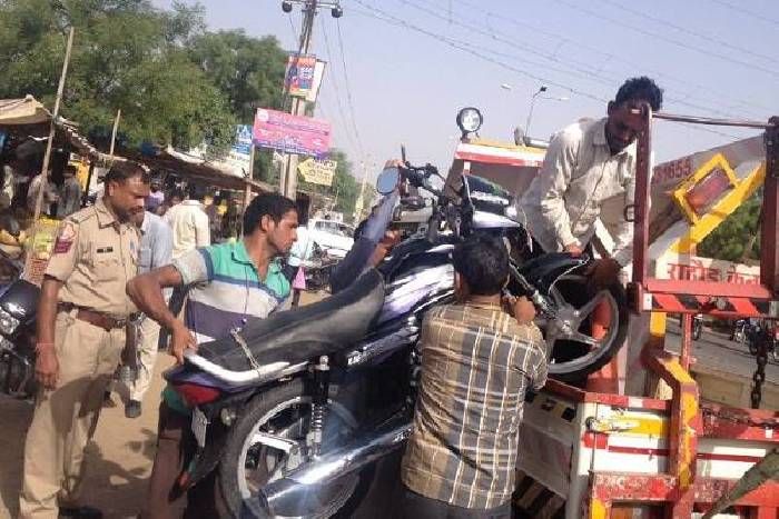 accident between two bikes, jaipur जयपुर में हुई 2 बाइकों के बीच जोर की टक्कर, महिला की मौत, उसके पति समेत इतने लोग घायल
