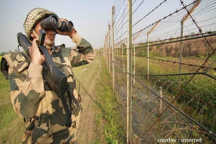 locust outbreak in India, BSF soldiers on border, BSF soldiers will check the outbreak of locust in India, jodhpur news बीएसएफ सैनिक अब दुश्मनों से नहीं लेंगे लोहा, ये है बड़ी वजह