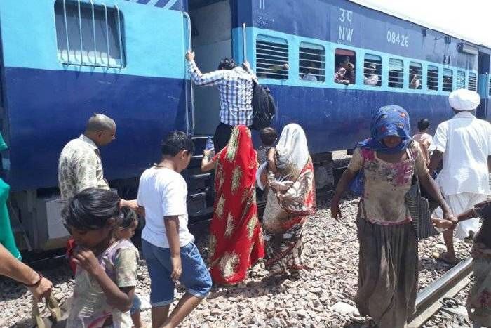barmer कम ठहराव, ऊंचे कोच और जान जोखिम में!
