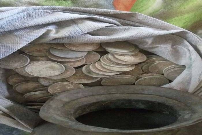 खुदाई के दौरान मिले ब्रिटिश काल के सिक्के