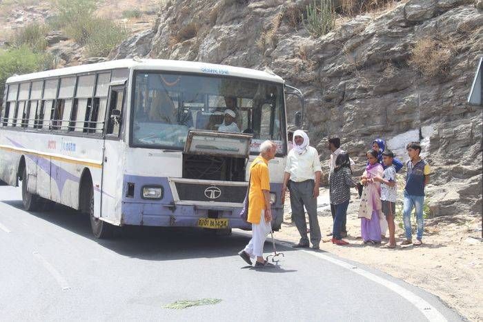 low floor bus in pushkar valley अचानक पुष्कर घाटी में बंद हुई लो-फ्लोर, फूल गई लोगों की सांसें