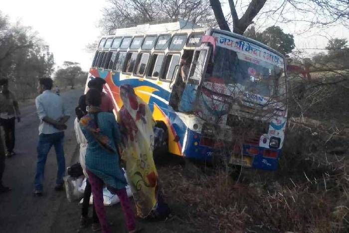 bus निजी बस खाई में उतरी