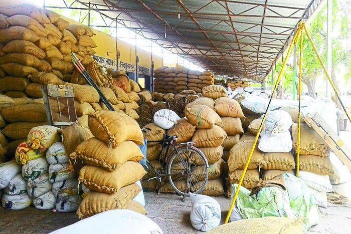 मण्डी प्लेटफार्म बना व्यापारियों का गोदाम!