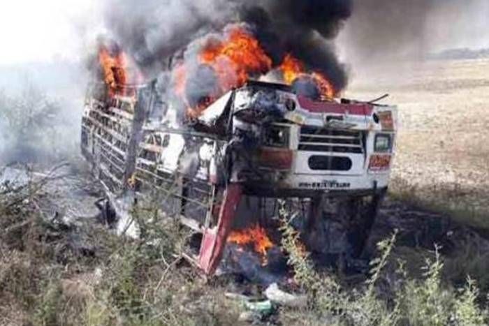 Accident बड़ा हादसा: रोडवेज की बस में आग लगने से 6 यात्रियों की मौत, कई घायलों को भेजा गया अस्पताल