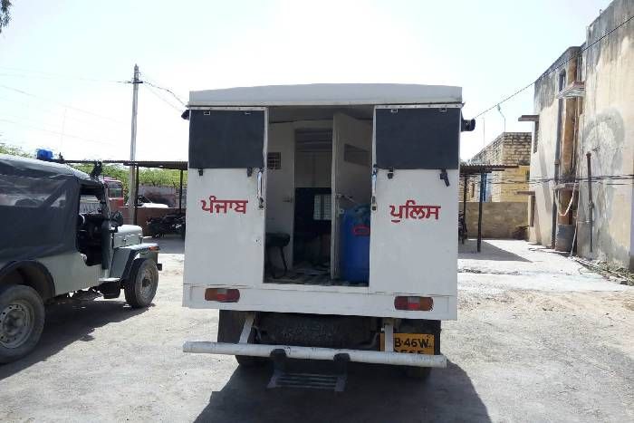 पेशी पर जा रहे दो बंदी पुलिस को चकमा देकर हुए फरार