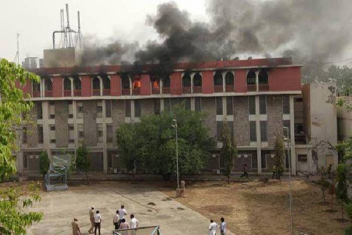 fire broke out जयपुर में आयकर विभाग के भवन में आग, मिनटों में पहुंचीं 20 दमकलें