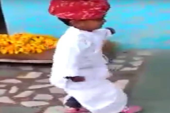 little boys देखें VIDEO: राजस्थानी गाने पर राजस्थानी बच्चे का डांस देखकर हंसी रोक नहीं आएंगे आप