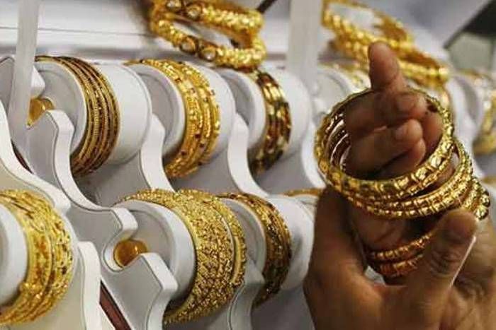 सोना 100 रुपए फिसला, चांदी 50 रुपए चमकी