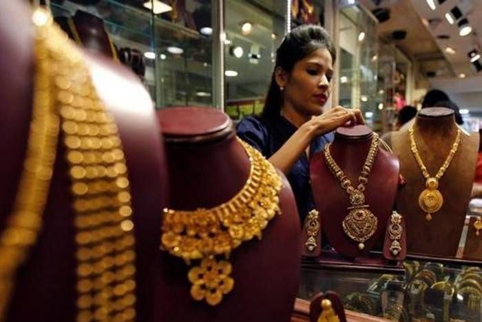 gold सोने में इतने रुपए की आई गिरावट, चांदी 400 रुपए हुई सस्ती