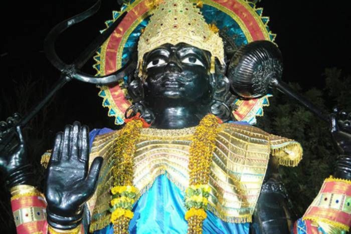 शनिदेव को प्रसन्न करने के कुछ आसान मंत्र और पूजा के सरल उपाय
