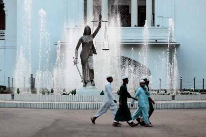 Bangladesh Reinstalls Statue Of Lady Justice ब ग ल द श न य य क द व क म र त फ र लग र इ गर इ इस ल म कट टरप थ य क व र ध क ब द द द न पहल ह हट र इ