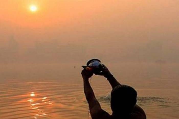 प्रात: उठकर सूर्य नमस्कार करते हुए सूर्य को चढ़ाएं जल, मिट जाएंगे हर तरह के कष्ट