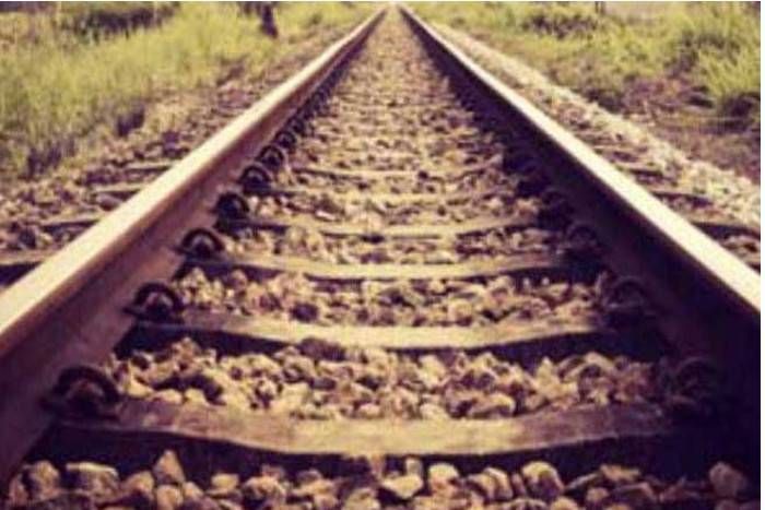 suicide जीवन से निराश, छोड़ रहे जीने की आस, 75 वर्षीय बुजुर्ग कूदा ट्रेन के आगे