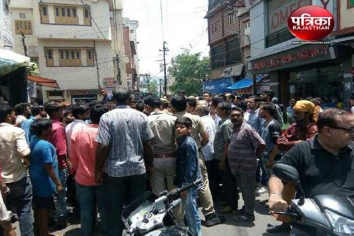 मंडी में गर्माया माहौल, बंद कराई दुकानें, लोगों ने रास्ता जाम कर किया विरोध प्रदर्शन