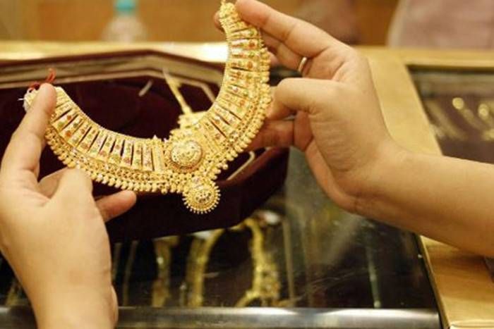 gold price चांदी में आई भारी गिरावट, सोने के दाम में भी इतने रुपए आई कमी