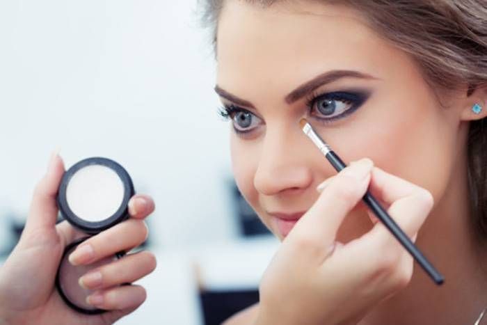 Makeup Techniques इन टेक्नीक्स के इस्तेमाल से आप अपनी उम्र से 5 साल लग सकती हैं जवां
