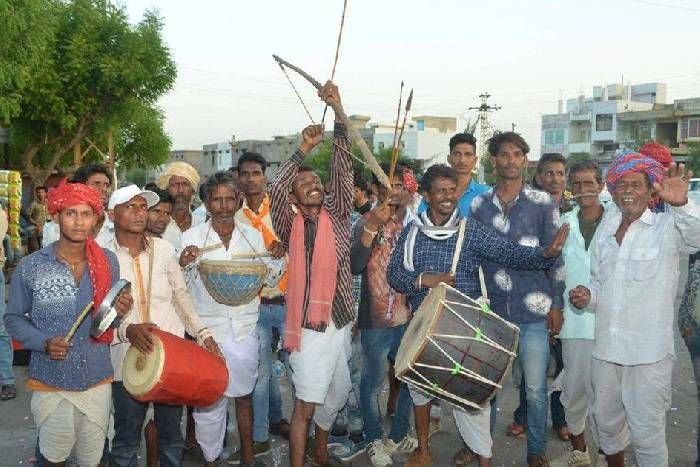 rana punja आखिरकार 13 साल बाद हुआ राणा पूंजा की प्रतिमा का अनावरण, पारम्परिक वाद्य यंत्रों थाली, मादल व ढोल बजाते व नाचते हुए पहुंचे भील समाज के लोग