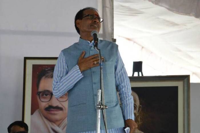 Shivraj Singh Chouhan राज्य में शांति के लिए उपवास पर बैठे शिवराज सिंह, कहा- किसानों के लिए जिंदगी दे देंगे