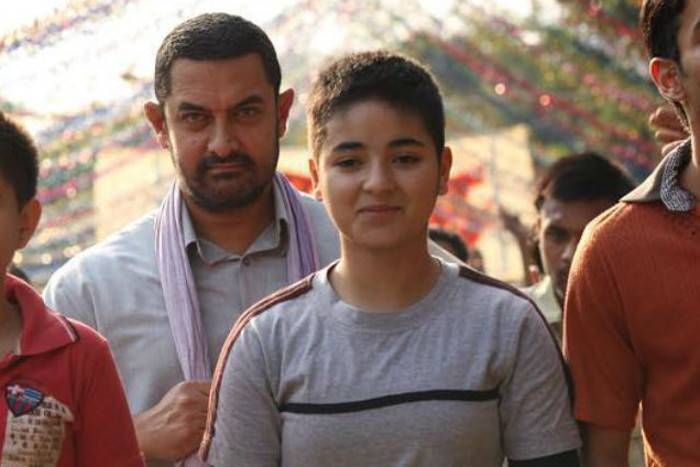 Zaira Wasim 'दंगल गर्ल' जायरा वसीम की कार डल झील में गिरी, बाल-बाल बचीं