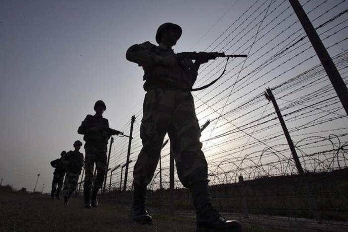 जम्मू कश्मीरः LOC पर पाकिस्तान ने बरसाए मोर्टार, भारतीय सेना ने भी दिया मुंहतोड़ जवाब