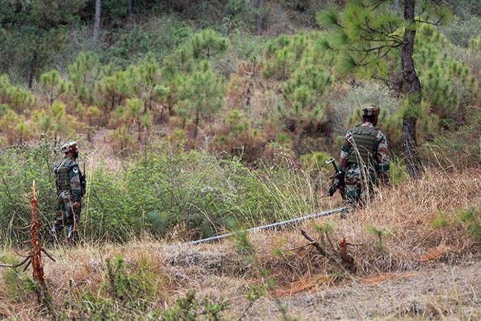 आतंकियों की तलाश में घने जंगलों में भी जवान मुस्तैद, बुलेट प्रूफ जैकेट में हथियारों के साथ सर्च आॅपरेशन जारी