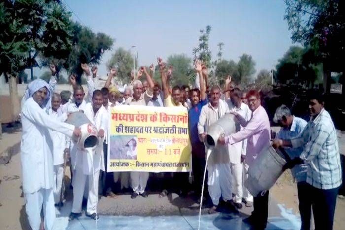 #BREAKING मंदसौर में हो रहे किसानों पर अत्याचार के विरोध में बहाया दूध