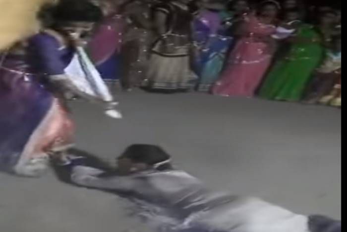 funny dance शादी में लड़कियों ने किया ऐसा नागिन डांस, देखने वाले हो गए फैन