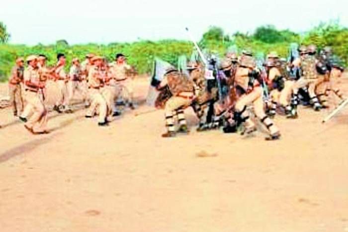 Mock Drill of Police to deal with Balba Situation आपस में भिड़े पुलिसकर्मी, चले लाठी-पत्थर