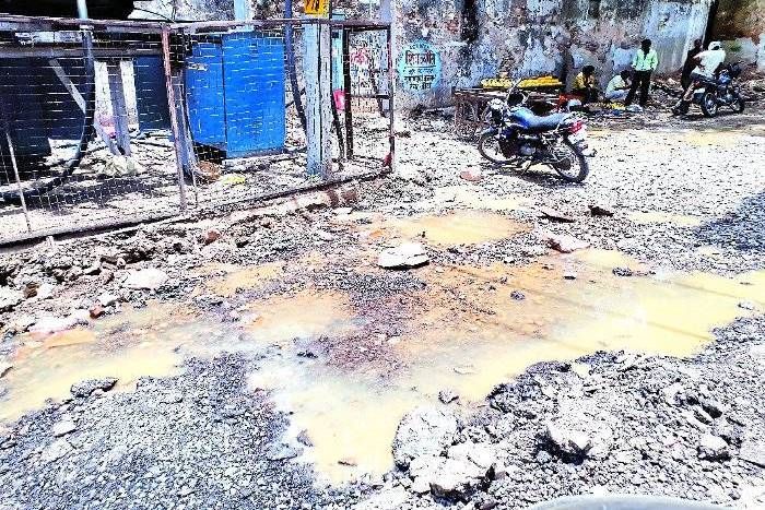 बुलडोजर ने तोड़ी पाइप लाइन, पानी को तरस गए कोटावासी