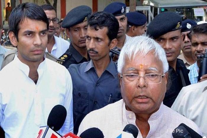 lalu yadav मंत्री तेजप्रताप ने लालू यादव के इलाज के लिए घर पर की सरकारी डॉक्टरों की तैनाती, BJP ने सीएम से मांगी सफाई