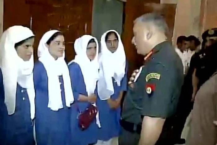 General Bipin Rawat कश्मीर के पत्थरबाजों को सेना के सुपर-40 का करारा जवाब, सफल स्टूडेंटस को आर्मी चीफ ने दी बधार्इ