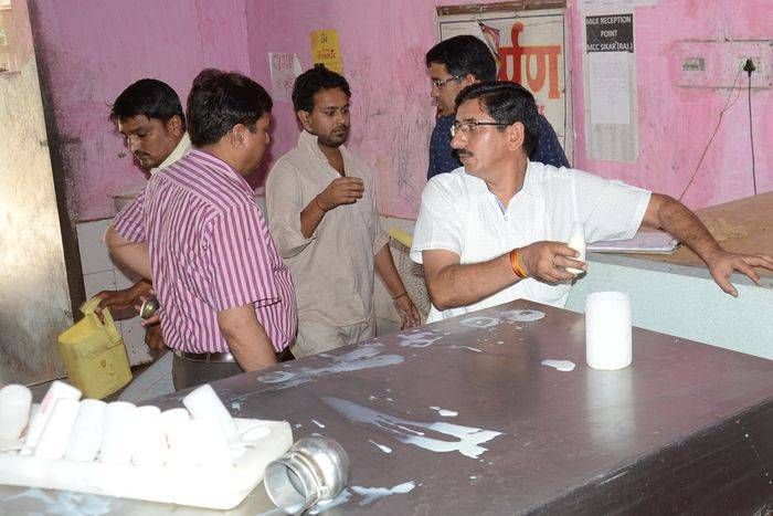 दूध डेयरी पर स्वास्थ्य विभाग की छापेमारी, शहर में मचा हड़कंप