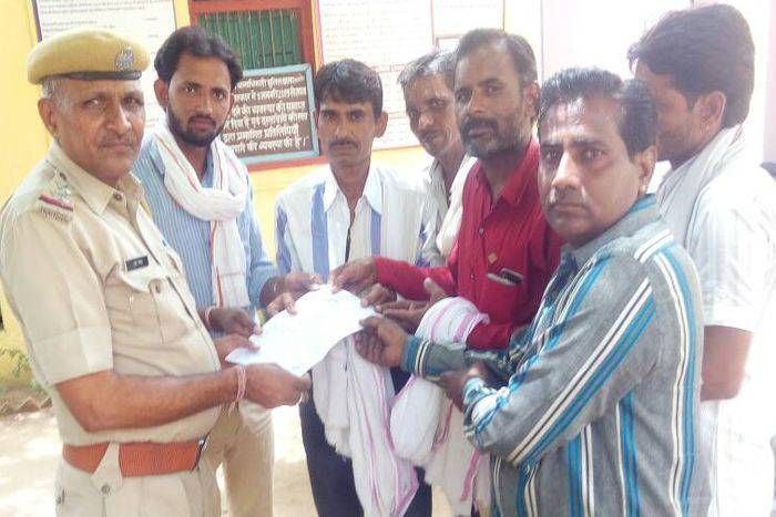 प्रदर्शन कर लगाया जाम , शराब की अवैध दुकान हटाने की मांग