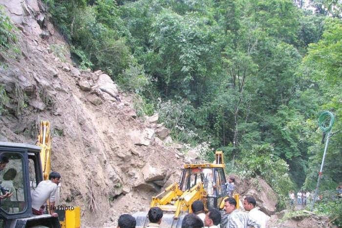 बांग्लादेश में भारी बारिश का कहर, भूस्खलन से 35 लोगों की मौत, कर्इ नदियाें ने किया खतरे के निशान को पार