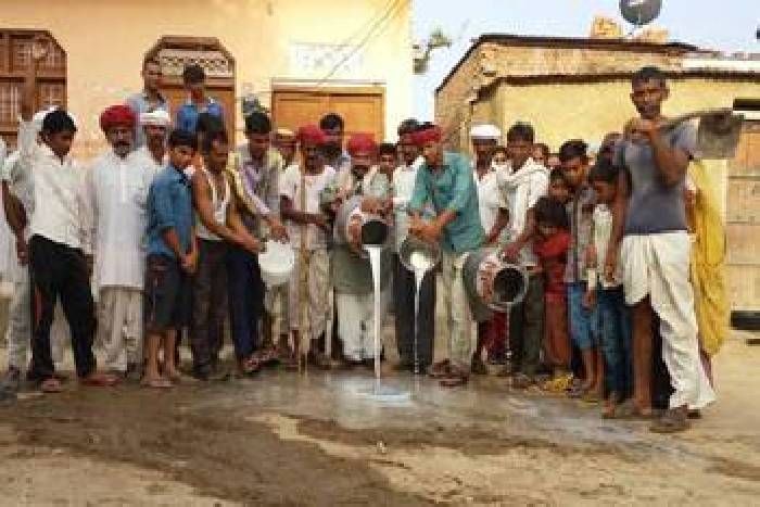 tonk किसान आन्दोलन: सड़क पर बहाया दूध, अब रोकेंगे सब्जियों की सप्लाई, डालेंगे जयपुर में पड़ाव