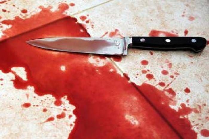 कलयुगी बेटे ने मां के सामने अपने ही पिता पर किया चाकू से हमला, हमले के पीछे निकली ये वजह...
