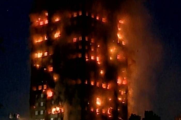 VIDEO: लंदन में धू-धू कर जल रहा 24 मंजिला ग्रेनफेल टावर, कई परिवारों के फंसे होने की आशंका